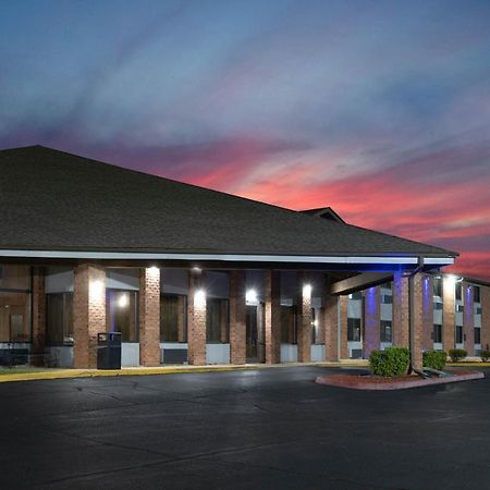 Baymont By Wyndham Tupelo Motel Exterior photo