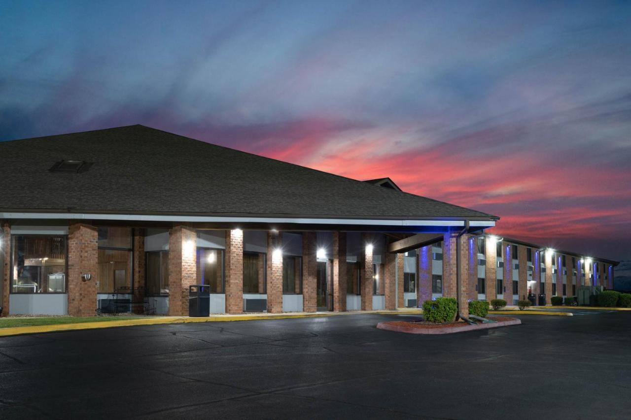 Baymont By Wyndham Tupelo Motel Exterior photo
