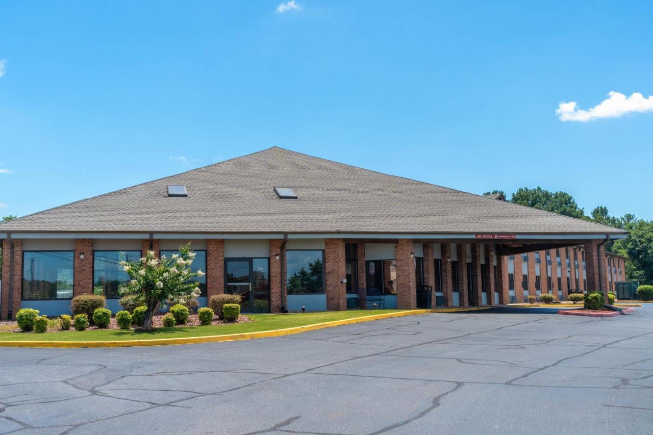 Baymont By Wyndham Tupelo Motel Exterior photo
