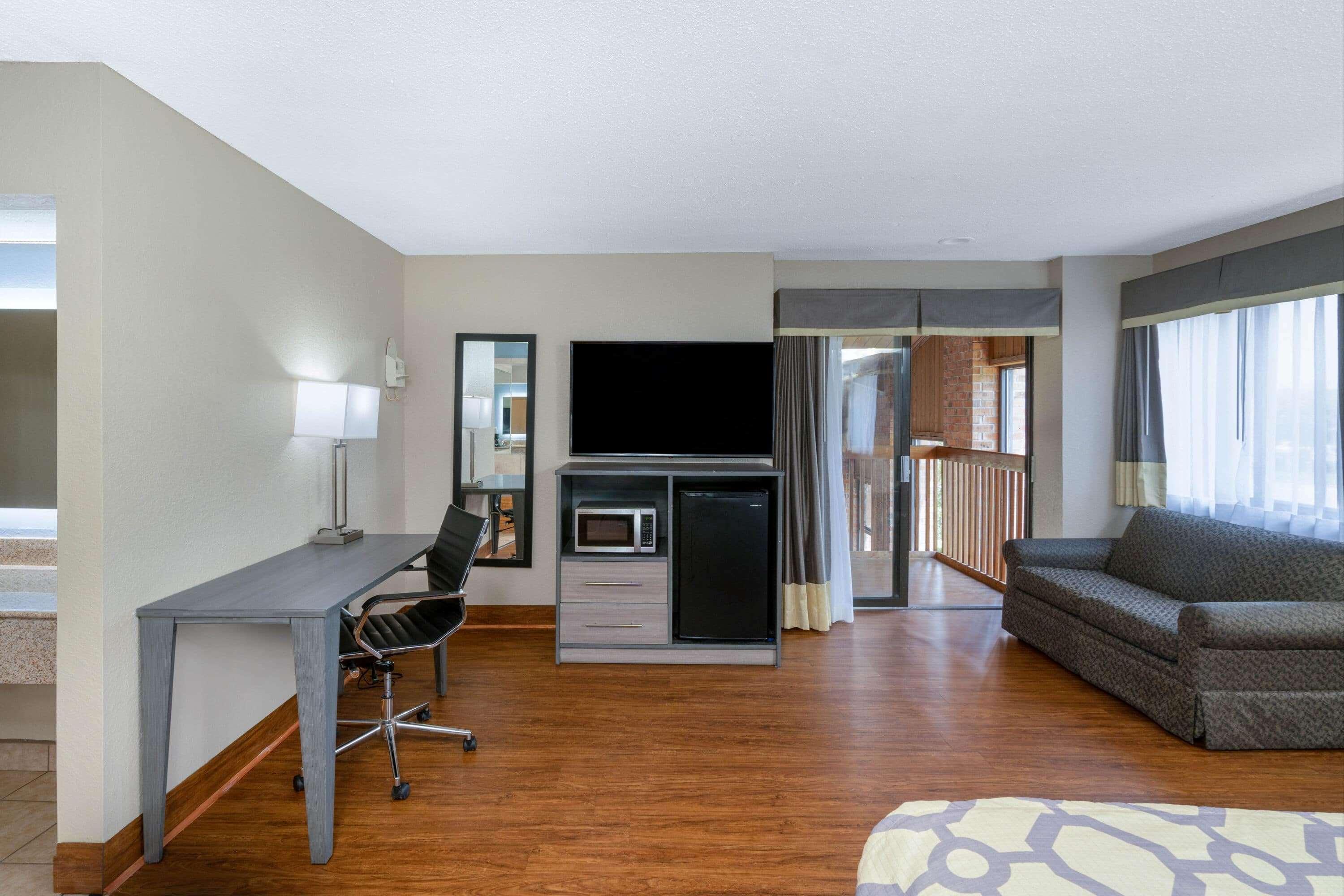 Baymont By Wyndham Tupelo Motel Exterior photo