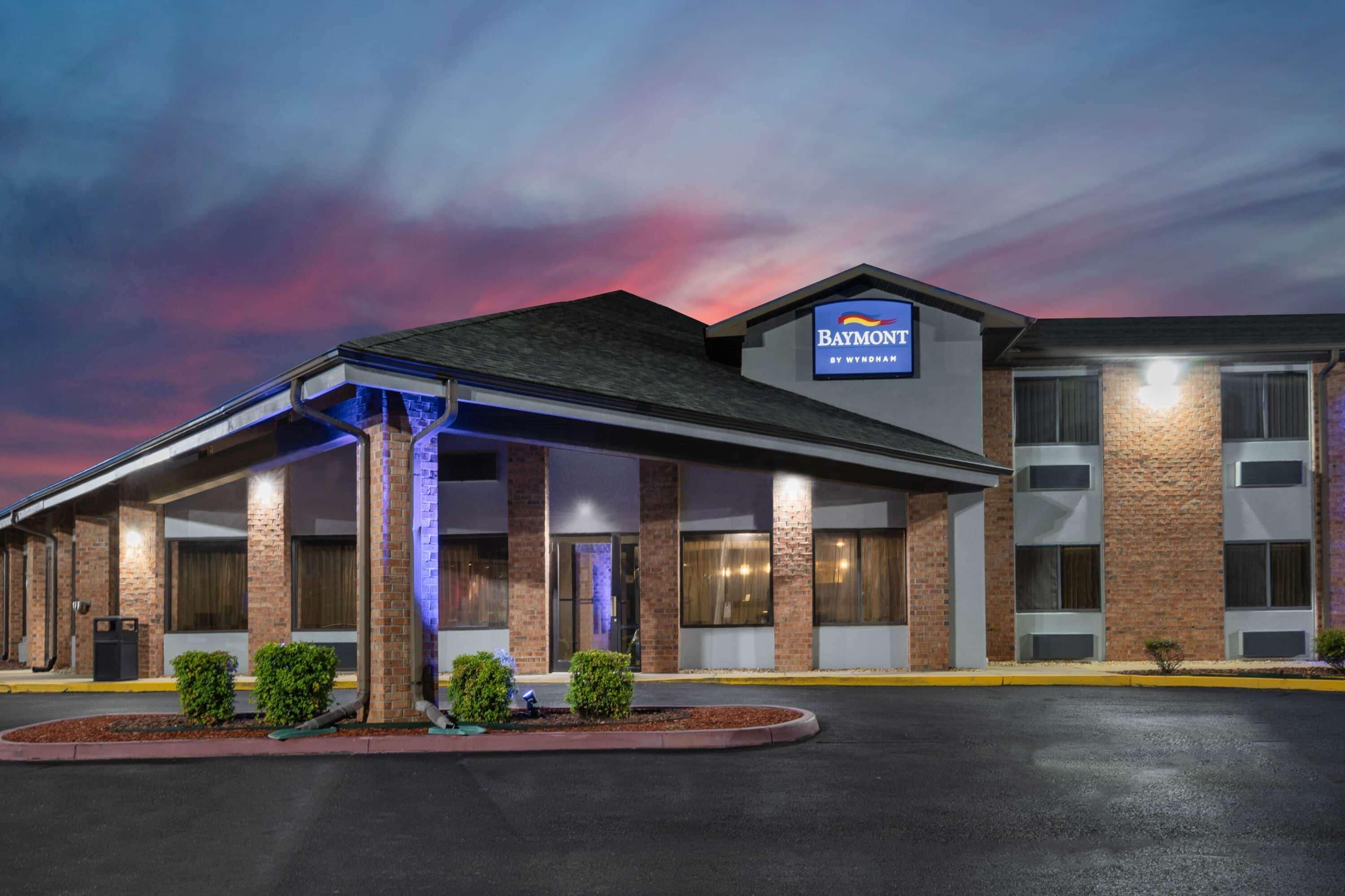 Baymont By Wyndham Tupelo Motel Exterior photo