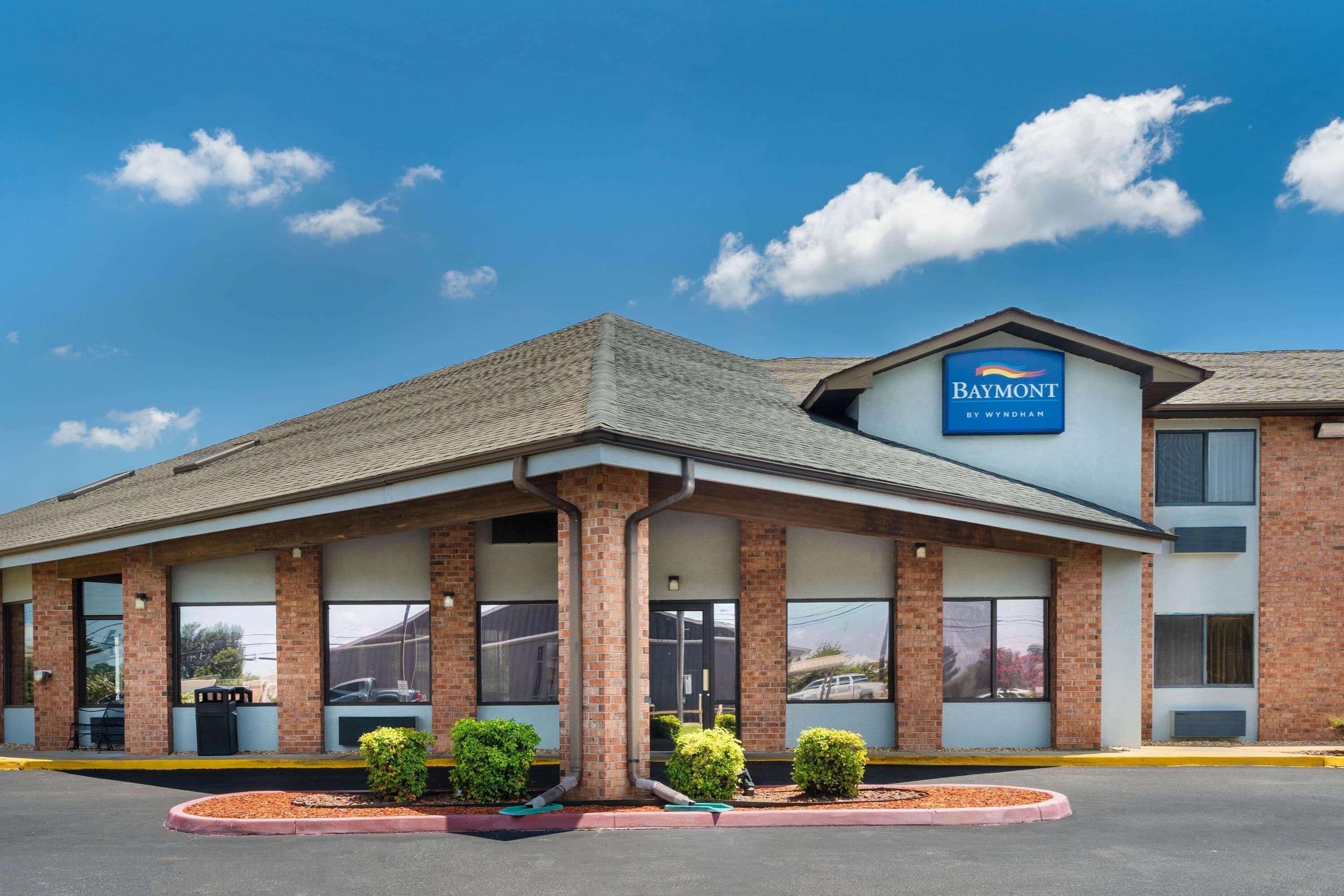 Baymont By Wyndham Tupelo Motel Exterior photo