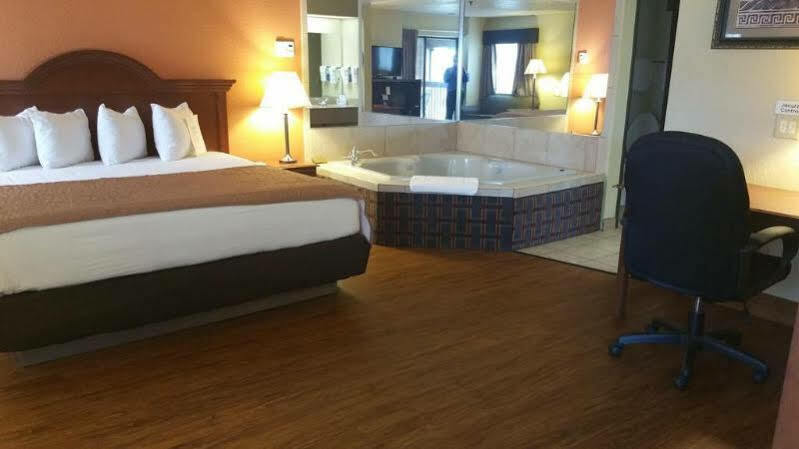 Baymont By Wyndham Tupelo Motel Exterior photo